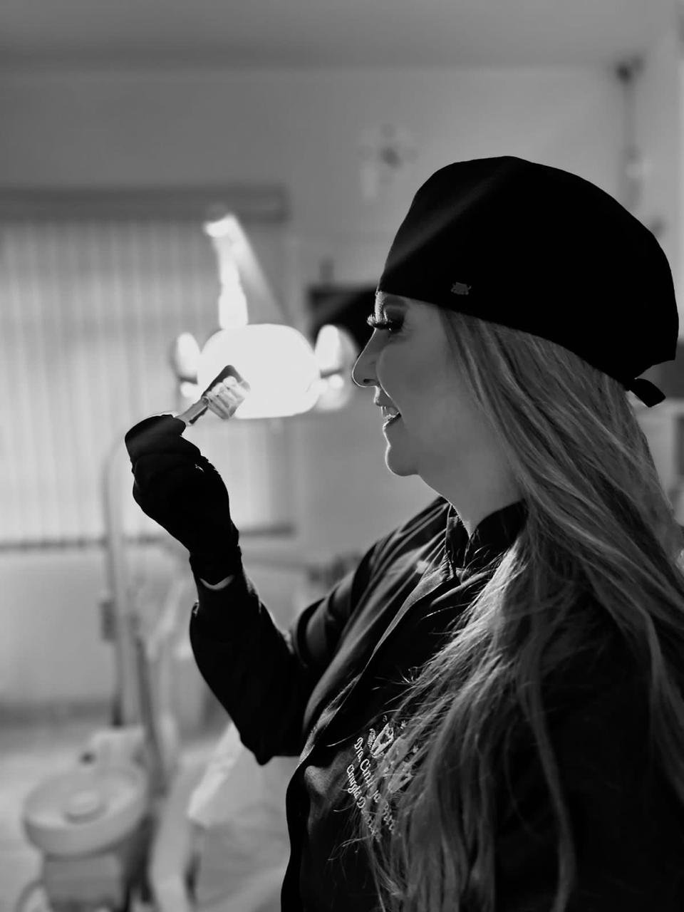Dra. Cinthya Bittar em ambiente clínico, imagem editorial em preto e branco